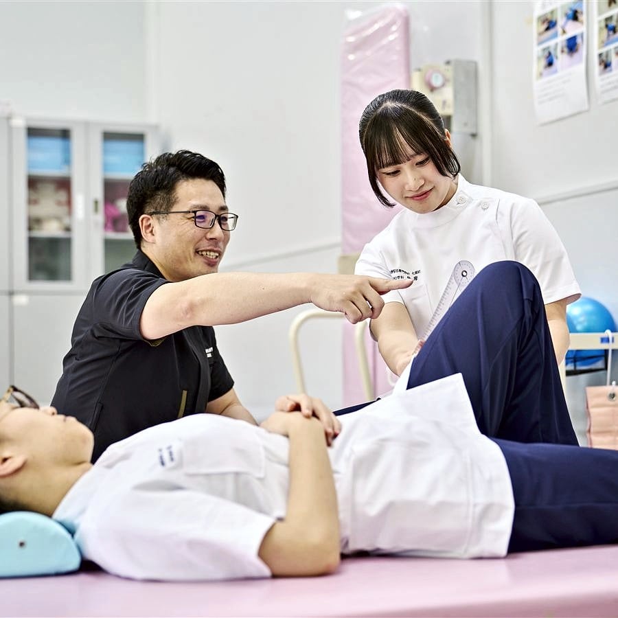 学生2人組で腕の動きを確かめる実習の様子のイラスト