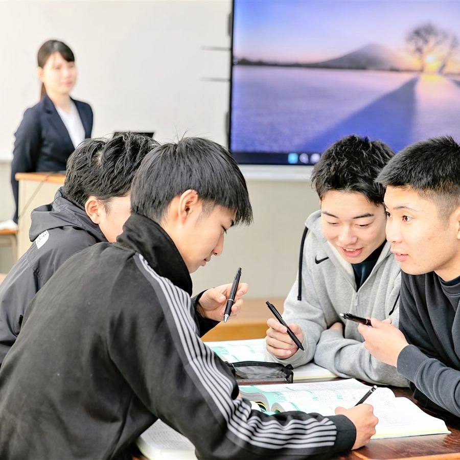 机でノートを取りながら授業を受ける学生のイラスト