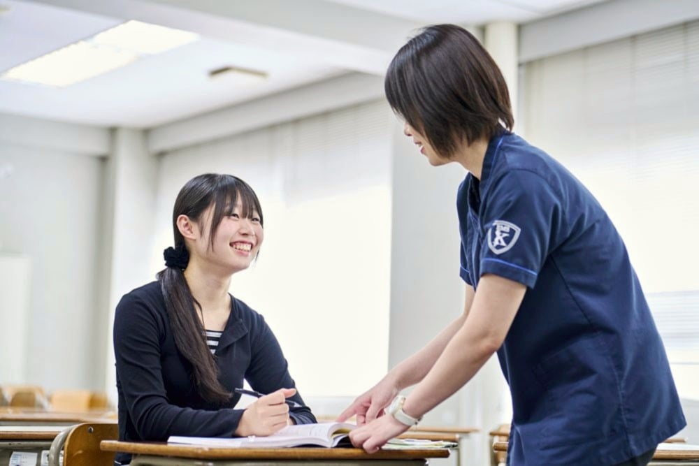 教員が学生の学習をサポートする様子