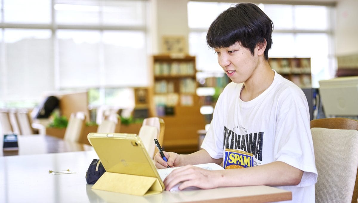 タブレットで学習する学生