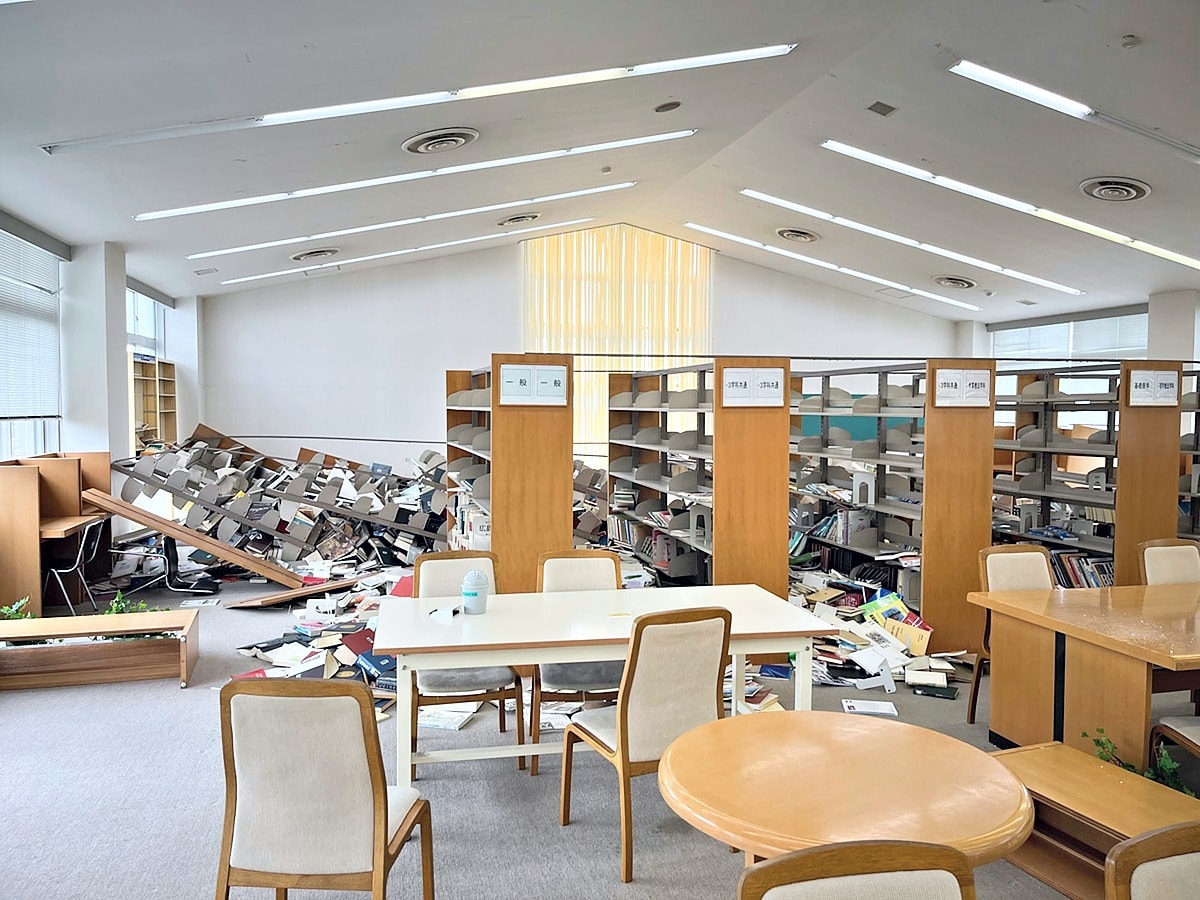 書架が倒れ、本が散乱した震災当時の図書室