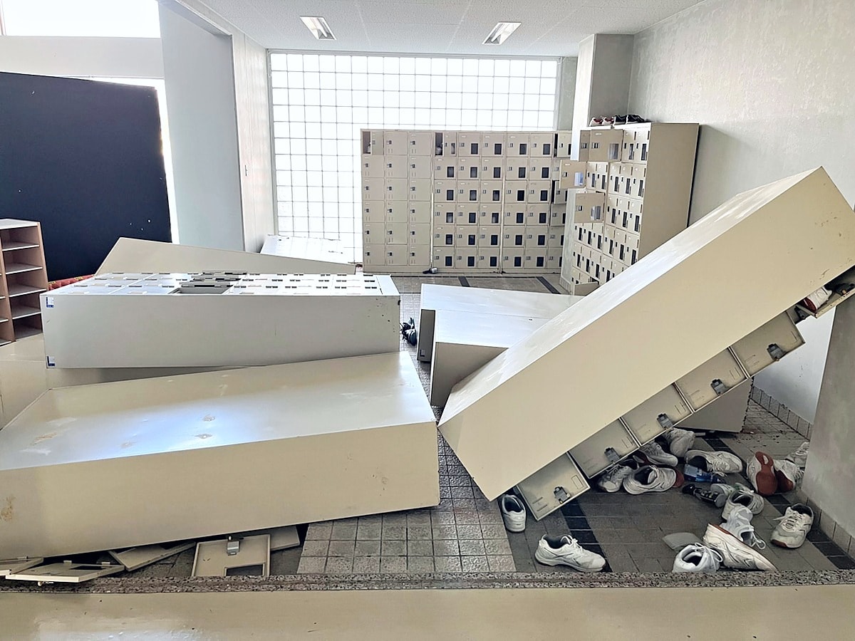ロッカーが倒れた震災当時の下足室