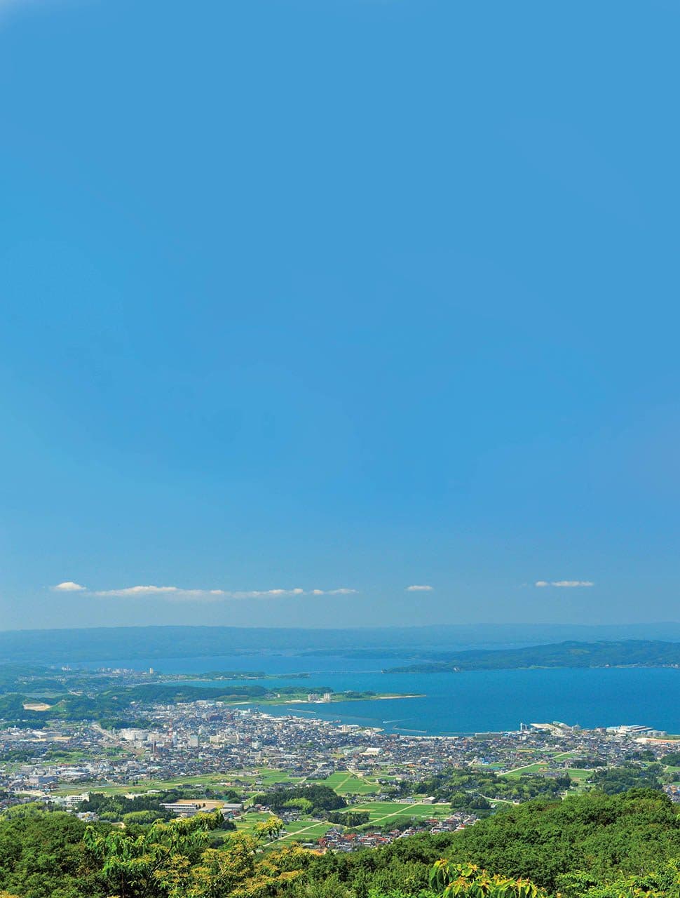 青空と海が広がる七尾市の街並み
