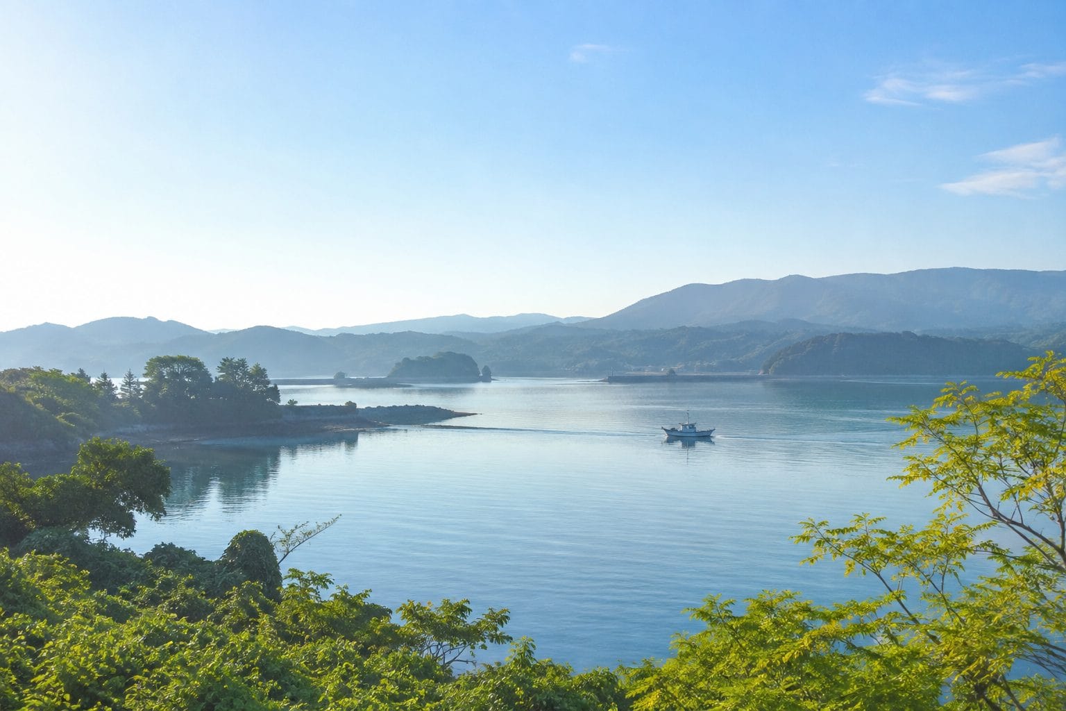 朝の穏やかな七尾湾