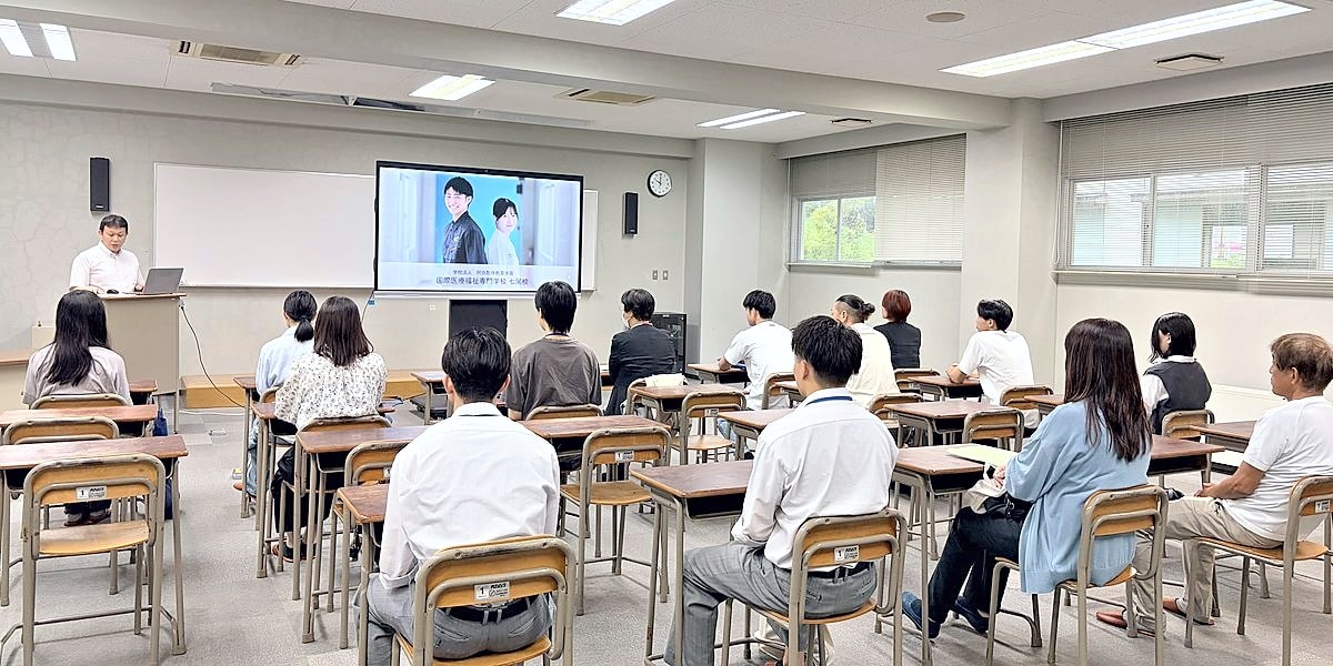オープンキャンパスの学校説明の様子
