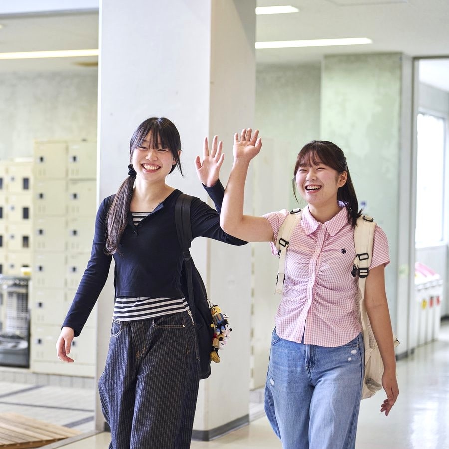 通学カバンを持って話しながら歩く2人の学生のイラスト